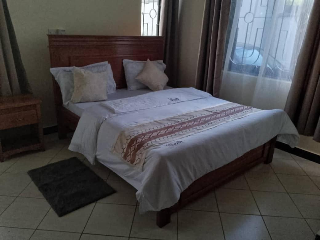 Space Lodge And Tours Muleba Esterno foto